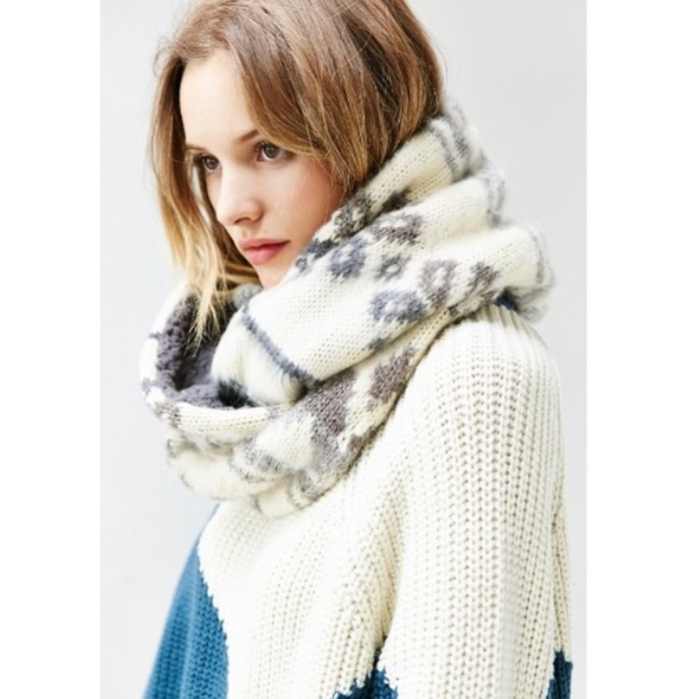 NWT✨ Urban Outfitters Plush Lined Eternity Scarf
